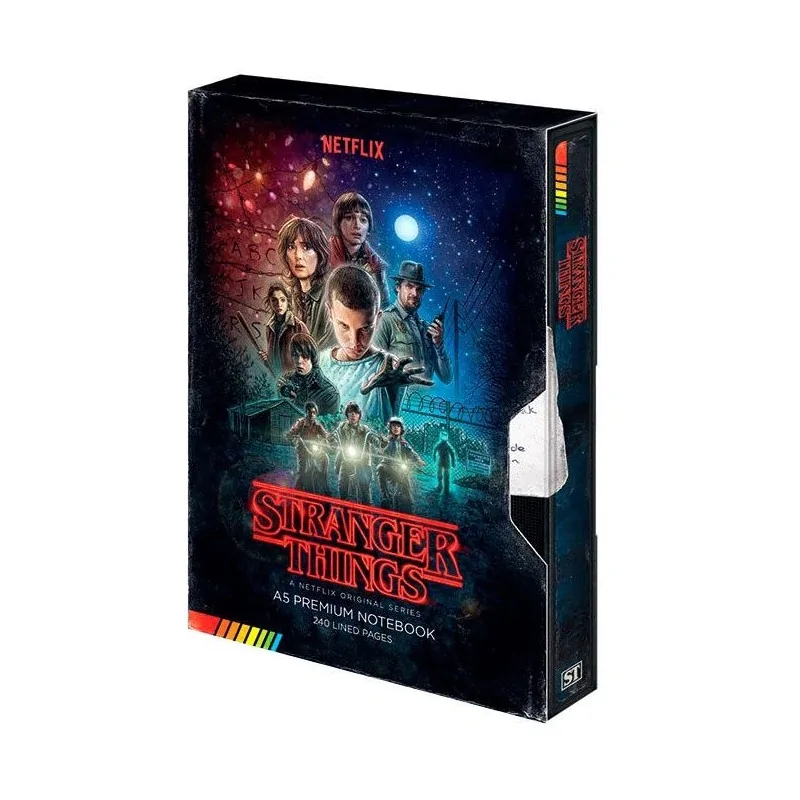 Stranger Things: Cuaderno A5 Premium VHS de Pyramid en Papelería | La Cueva Roja