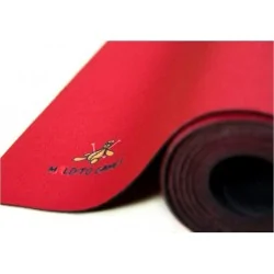 Tapete de Neopreno 140x80cm - Rojo Liso de Maldito Games en Tapetes | La Cueva Roja