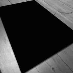 Tapete de Neopreno 150x90cm - Negro Liso de Maldito Games en Tapetes | La Cueva Roja