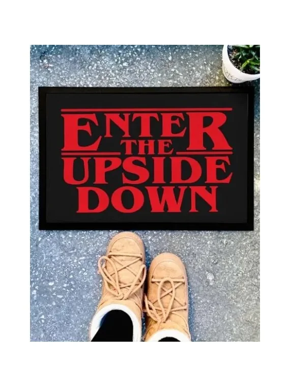 Felpudo Stranger Things Enter The Upside Down de Grupo Erik en Decoración | La Cueva Roja